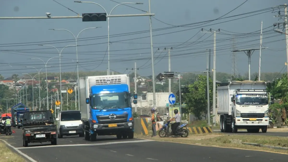 Kondisi jalur ring road Tuban tampak semakin tidak beraturan setelah rekayasa lalu lintas diterapkan sejak dua bulan terakhir.
Jalur Ring Road Kian Semrawut. (ANDREYAN/RADAR TUBAN)