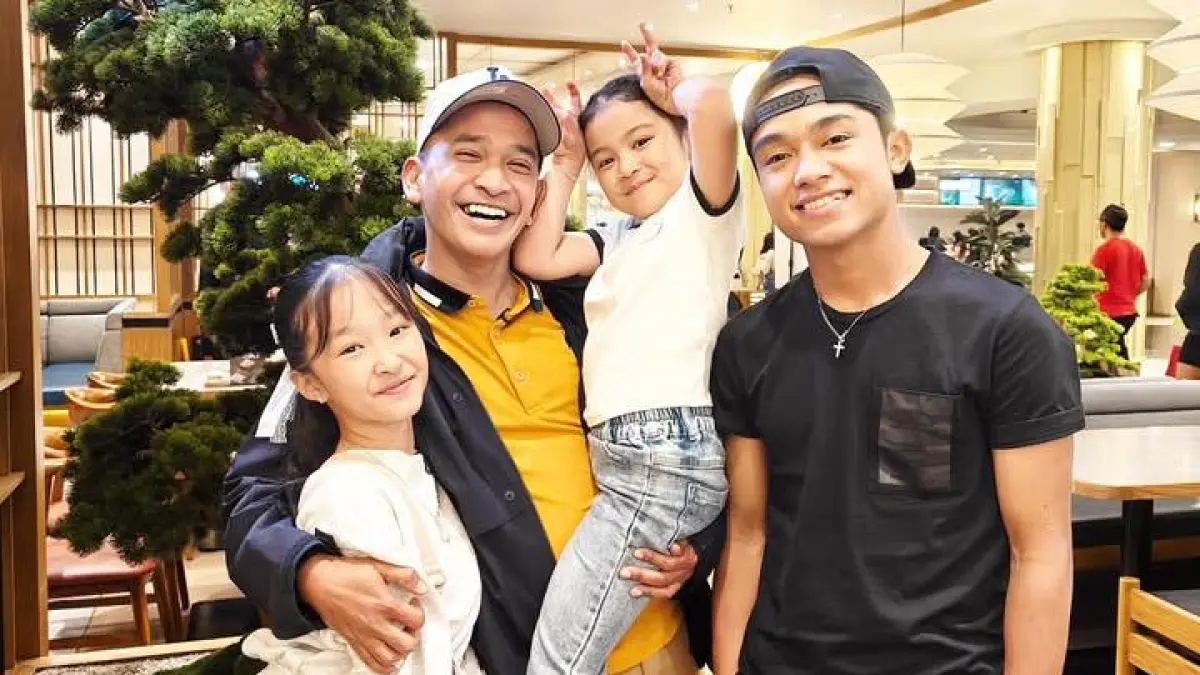 Ruben Onsu bersama dengan anak-anaknya, Thalia, Thania dan Onyo. (Instagram @ruben_onsu)
