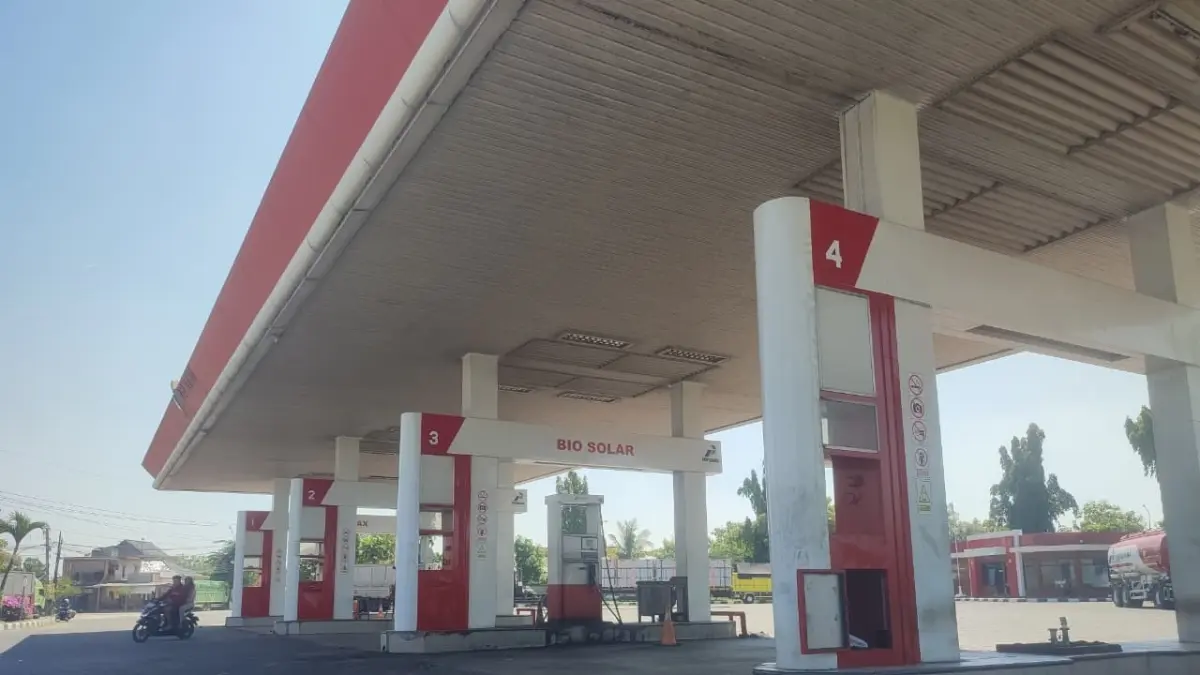 Kondisi SPBU Compreng Tuban tampak sepi, sehari pasca mendapatkan sanksi dari Pertamina Patra Niaga, kemarin (11/6). (ANDREYAN/RADAR TUBAN)