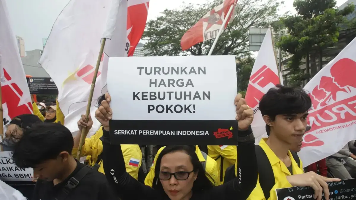Mahasiswa melakukan aksi unjuk rasa menuju Bundaran HI di Jalan MH Thamrin, Jakarta, Jumat (12/6). (Dery Ridwansah/ JawaPos.com)