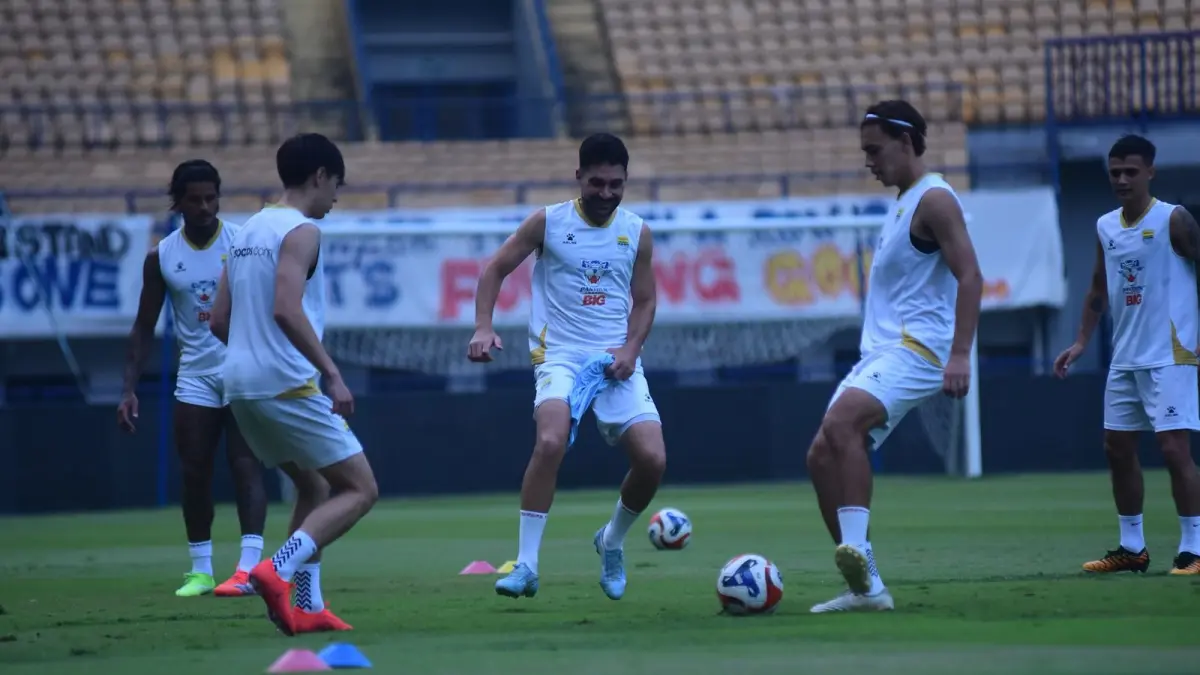 Para pemain Persib saat berlatih di musim lalu. (Persib)