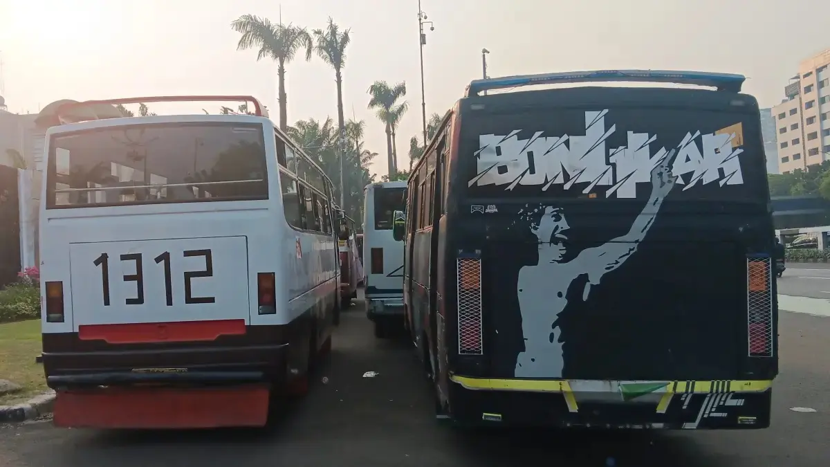 Penampakan bus mini unik yang digunakan untuk membawa massa aksi dari BEM UI ke Bundaran HI. (azkiya Royyan/JawaPos.com)