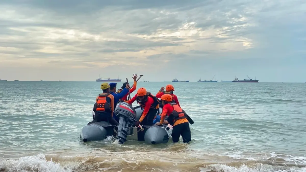 Petugas BPBD Tuban melakukan pencarian nelayan hilang asal Kecamatan Bancar di perairan utara, kemarin (12/6). (BPBD UNTUK RADAR TUBAN)