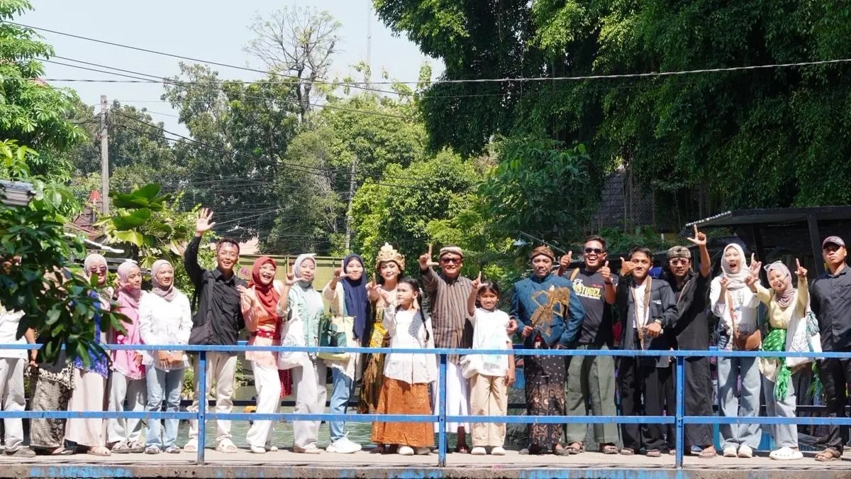 Renita Andriyanti bersama komunitas Jejak Lestari Rengel dan masyarakat setelah kegiatan Hari Jadi ke-120 Desa Rengel pada 7 Juni lalu. (RENITA ARDIYANTI UNTUK RADAR TUBAN)