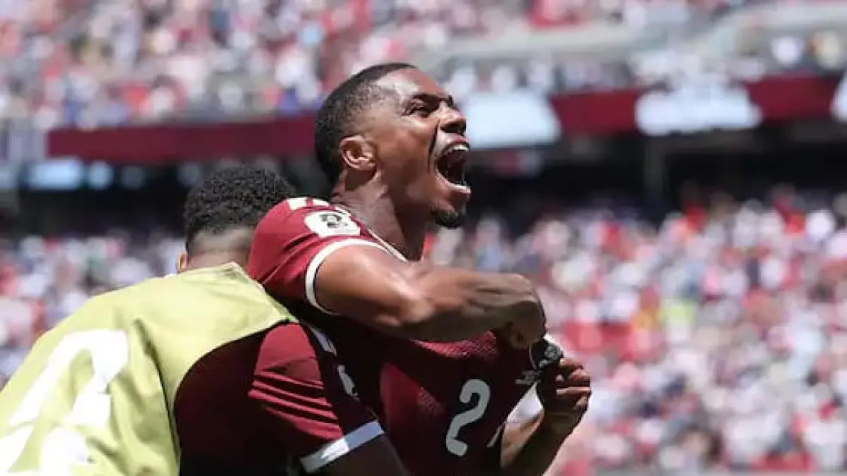 Boualem Khoukhi memastikan Qatar lolos dari kekalahan perdana di Piala Dunia 2026 lewat gol menit akhir Ke gawang Swiss. (ONE Football)