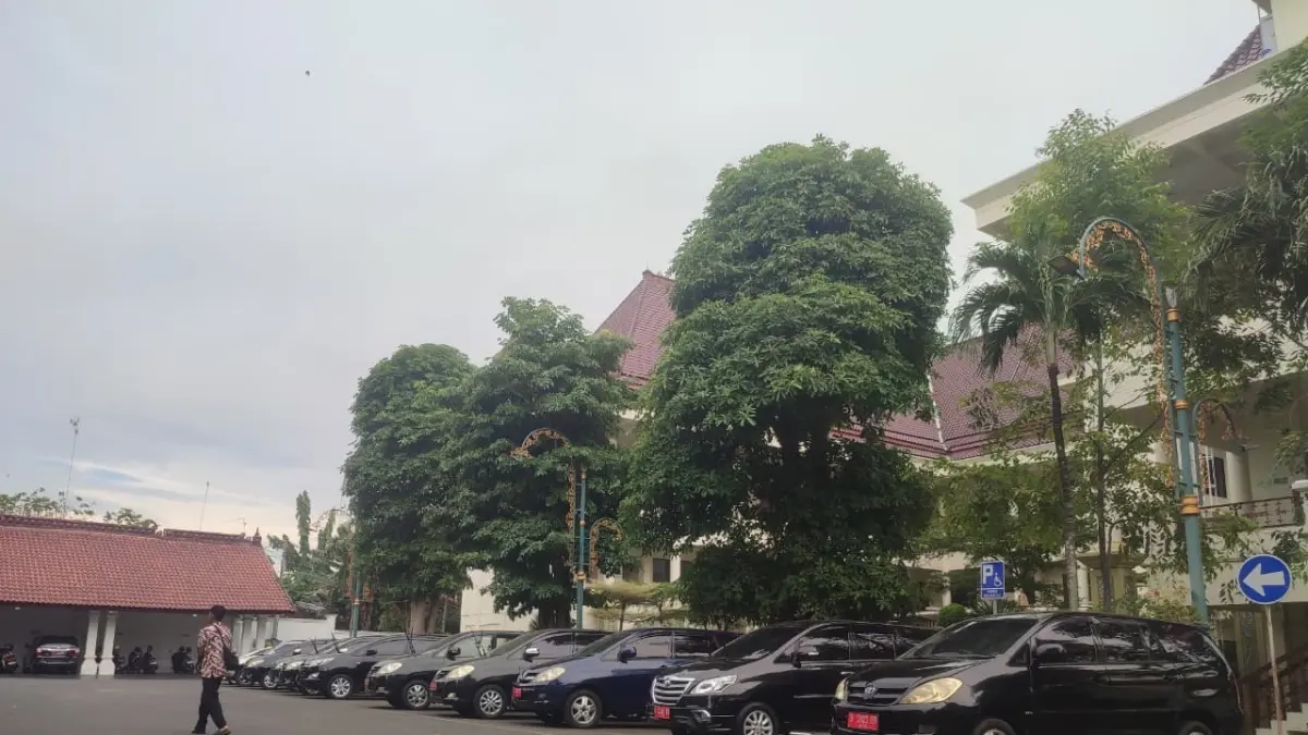Kondisi parkiran Kantor Pemkab Tuban masih dihiasi kendaraan bermotor dan mobil dinas ASN di tengah kebijakan hemat energi setiap hari Jumat, kemarin (12/6). (ANDREYAN/RADAR TUBAN)