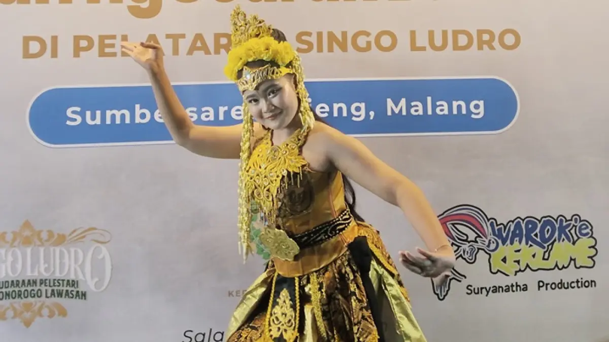 Naswa, siswi SMKN 2 Tuban, sukses menorehkan prestasi di dunia tari tradisional meski awalnya mengaku tidak suka menari. (RADAR TUBAN)
