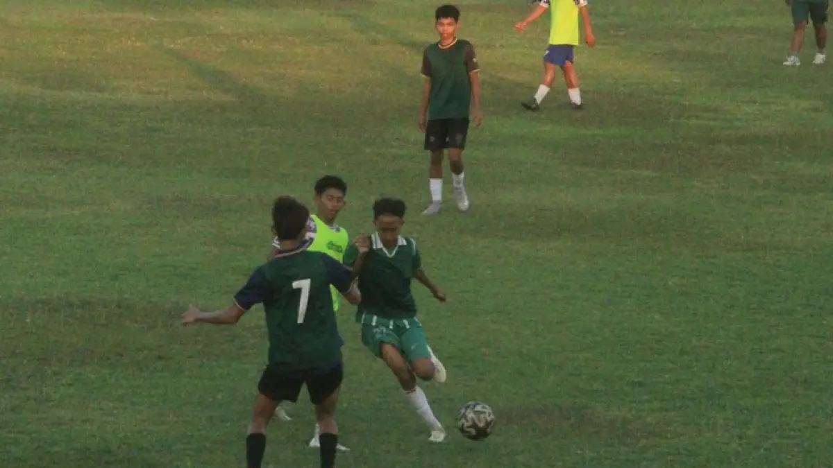 Aksi pemain peserta seleksi Bumi Wali U-17 ketika beradu kemampuan olah bola di Stadion Lokajaya Tuban jelang persiapan menuju Piala Soeratin 2026. (ANDREYAN/RADAR TUBAN)