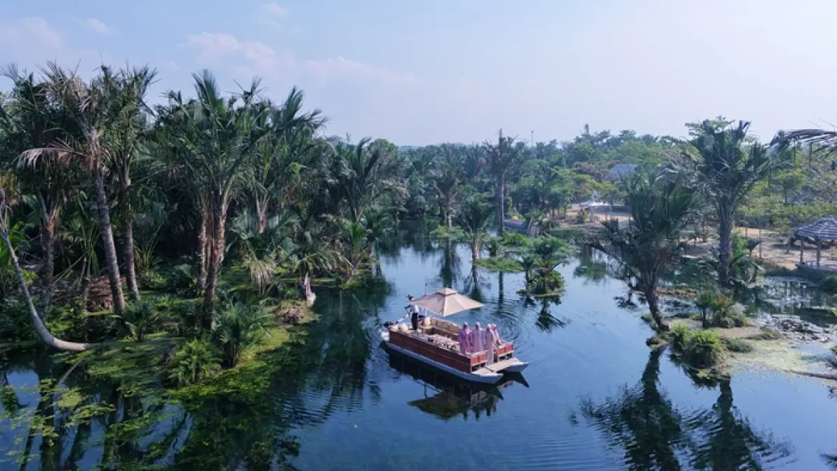 Pengunjung Suruan Ecopark berfoto cantik di atas katamaran yang sudah didekorasi sedemikian rupa sehingga terlihat estetik dan menjadi spot foto baru yang paling diburu. (MUHAMMAD ICHSANUDDIN UNTUK RADAR TUBAN)