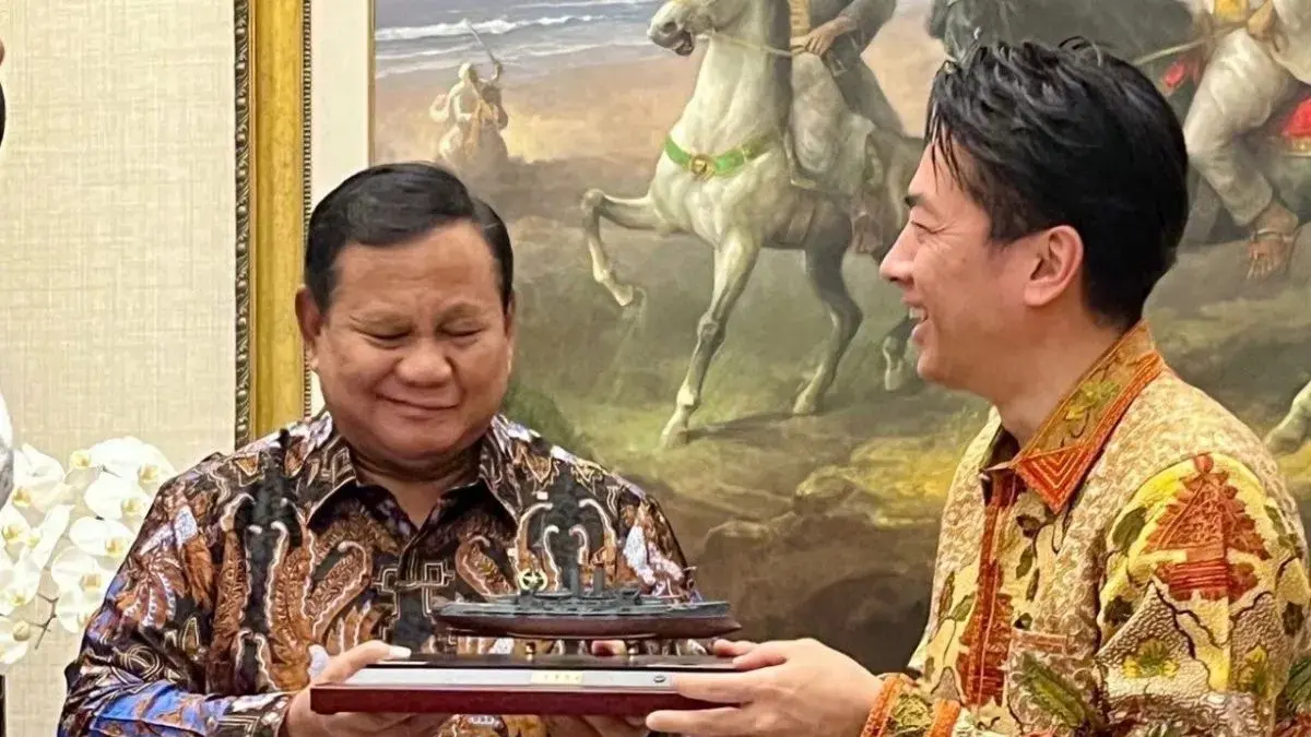 Presiden Prabowo Subianto (kiri) menerima suvenir berupa model kapal perang. (ANTARA/X/@shinjirokoiz)