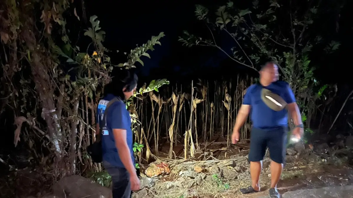 Anggota Satreskrim Polres Tuban melakukan olah TKP kasus tindak kekerasan di Desa Prunggahan Kulon, Kecamatan Semanding, Minggu (15/6) sore. (SATRESKRIM POLRES TUBAN UNTUK RADAR TUBAN)