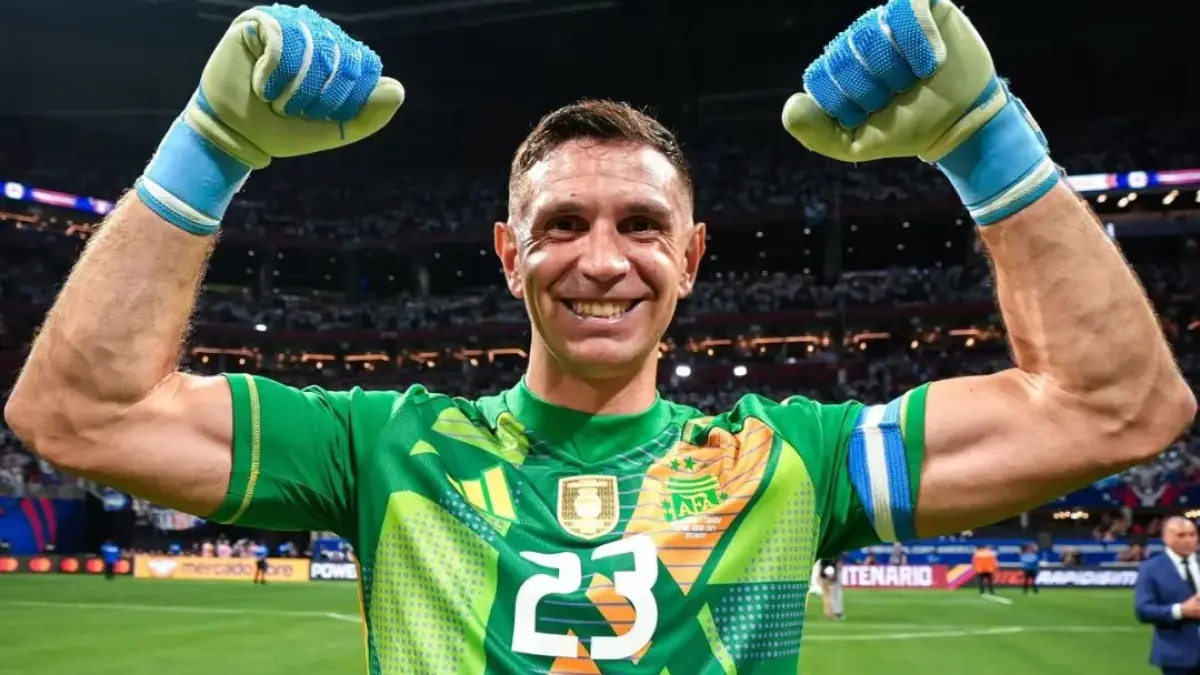 Dibu Martinez masih target utama Juventus. (instagram.com/dibumartinezz)
