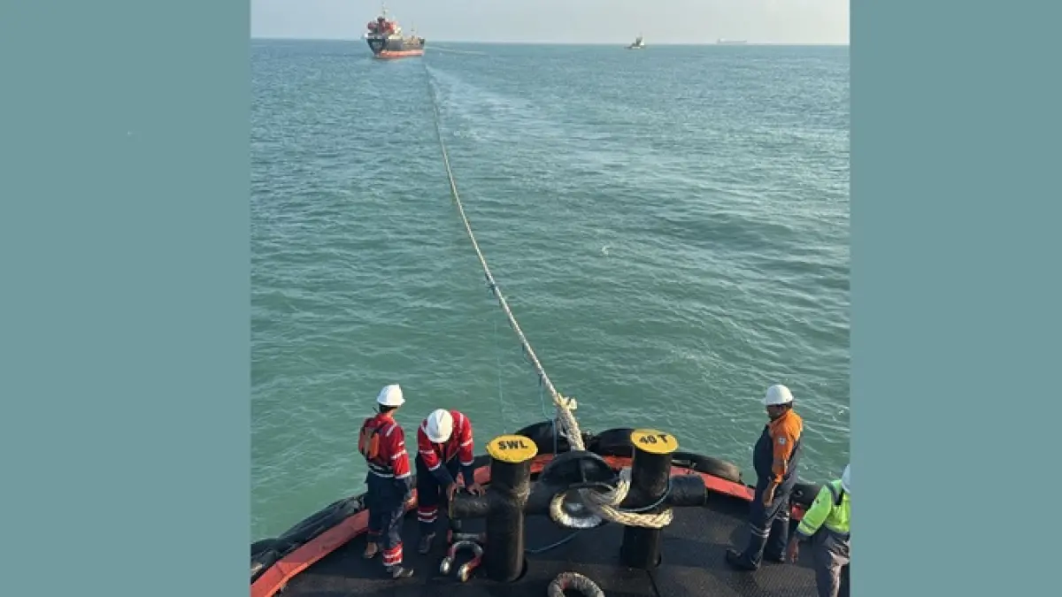 Proses evakuasi kapal tanker MT Abigail W oleh petugas KSOP Kelas II Tanjung Pakis akhirnya membuahkan hasil, kemarin (15/6) pagi. (KSOP TANJUNG PAKIS UNTUK RADAR TUBAN)