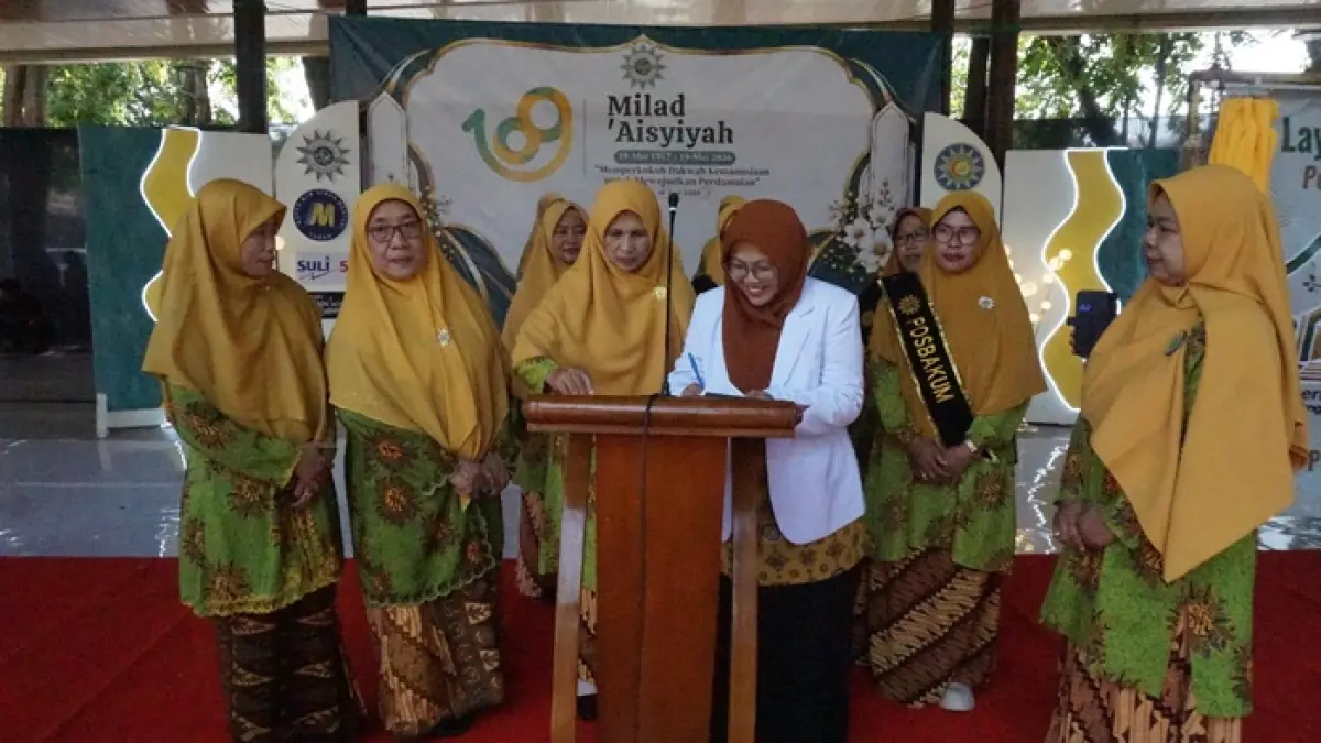 Direktur RS Muhammadiyah Tuban dr. Ratna Ernawati Sp.OG (kanan) bersama Ketua Pimpinan Wilayah Aisyiyah Jawa Timur Dra. Hj. Rukmini Amar (tengah), dan Pimpinan Daerah Aisyiyah (PDA) Tuban Indah Ummu Chilmi (kiri) meresmikan layanan pendampingan kekerasan perempuan dan perundungan. (M. ROBIT/ RADAR TUBAN))