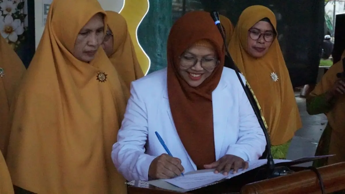 Direktur RS Muhammadiyah (kanan) melakukan penandatanganan kerja sama bersama dengan Pimpinan Daerah Aisyiyah Tuban (kiri).&nbsp;(M. ROBIT BILHAQ/RADAR TUBAN)
