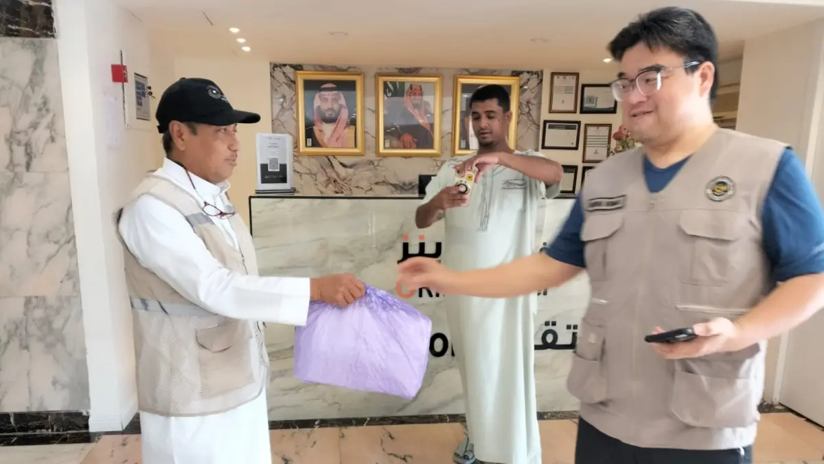Kain kafan yang disiapkan Siti Rokayah diserahkan PPIH Arab Saudi kepada pihak Rumah Sakit Basharahil Makkah untuk dikenakan kepada almarhumah sewaktu pemakaman. Insert, Siti Rokayah ketika disambangi jemaah lain. (DOKUMENTASI KEMENTERIAN HAJI)