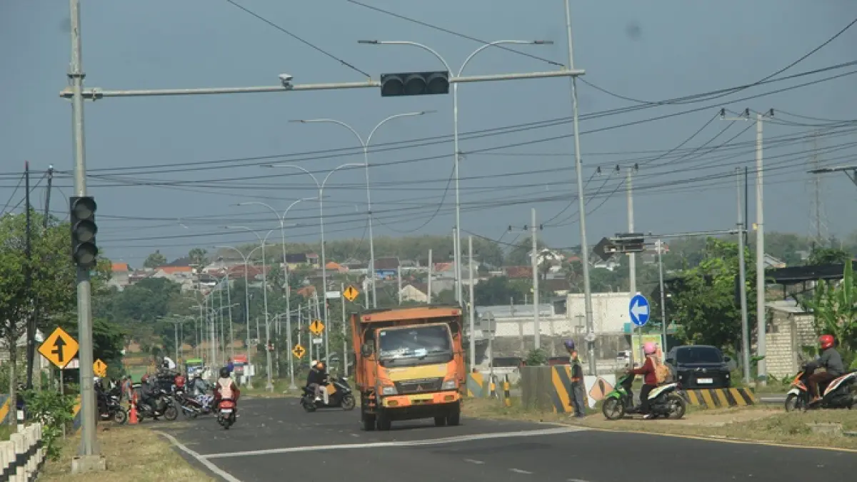 Kerusakan parah salah satu titik jalan lingkar selatan yang memicu penutupan salah satu jalur. (ANDREYAN/RADAR TUBAN)