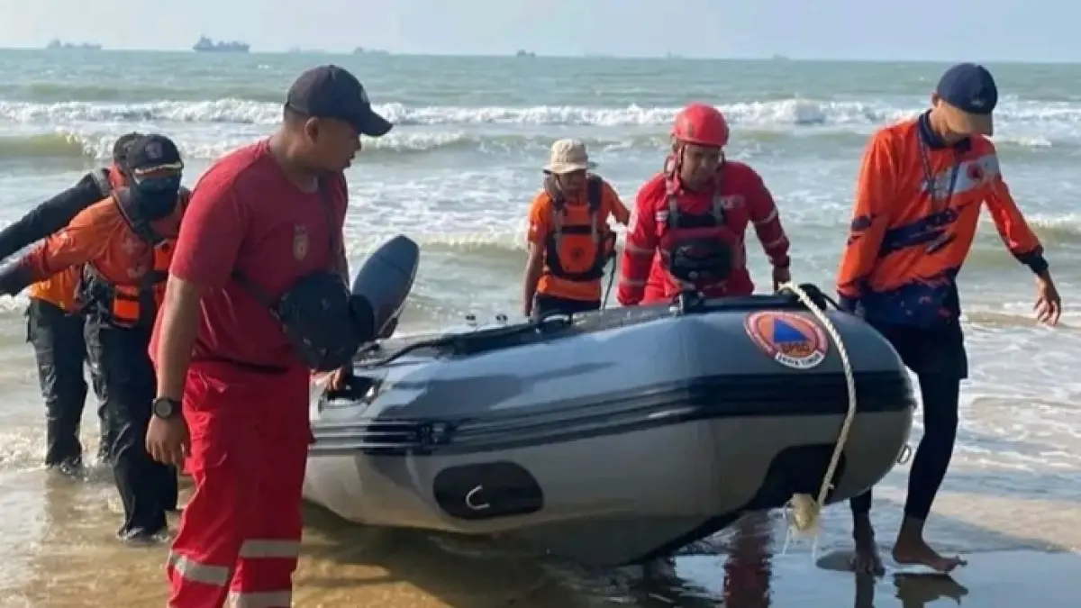 Tim SAR gabungan melakukan pencarian terhadap nelayan yang hilang di perairan laut Tuban pada hari keenam, kemarin (16/6). (BPBD TUBAN UNTUK RADAR TUBAN)