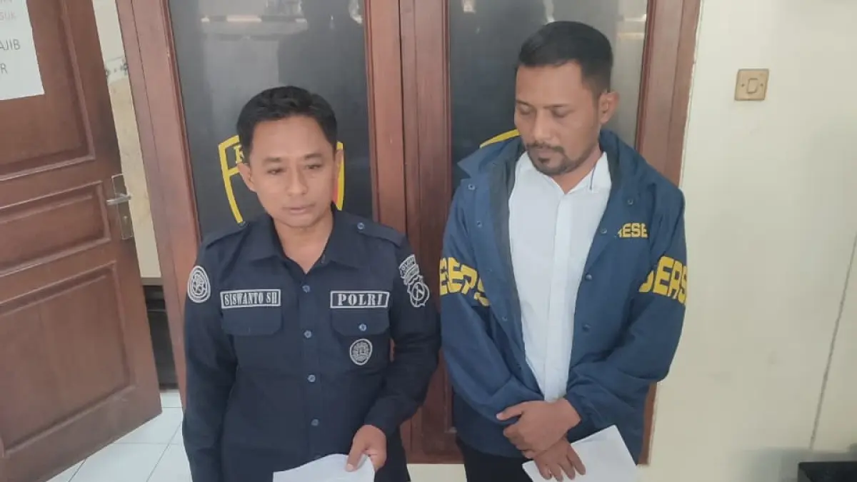Kasi Humas Polres Tuban Iptu Siswanto ketika memberikan keterangan di depan awak media usai pelaku penyeroyokan menyerahkan diri di Mapolres Tuban, kemarin (17/6). (ANDREYAN/RADAR TUBAN)