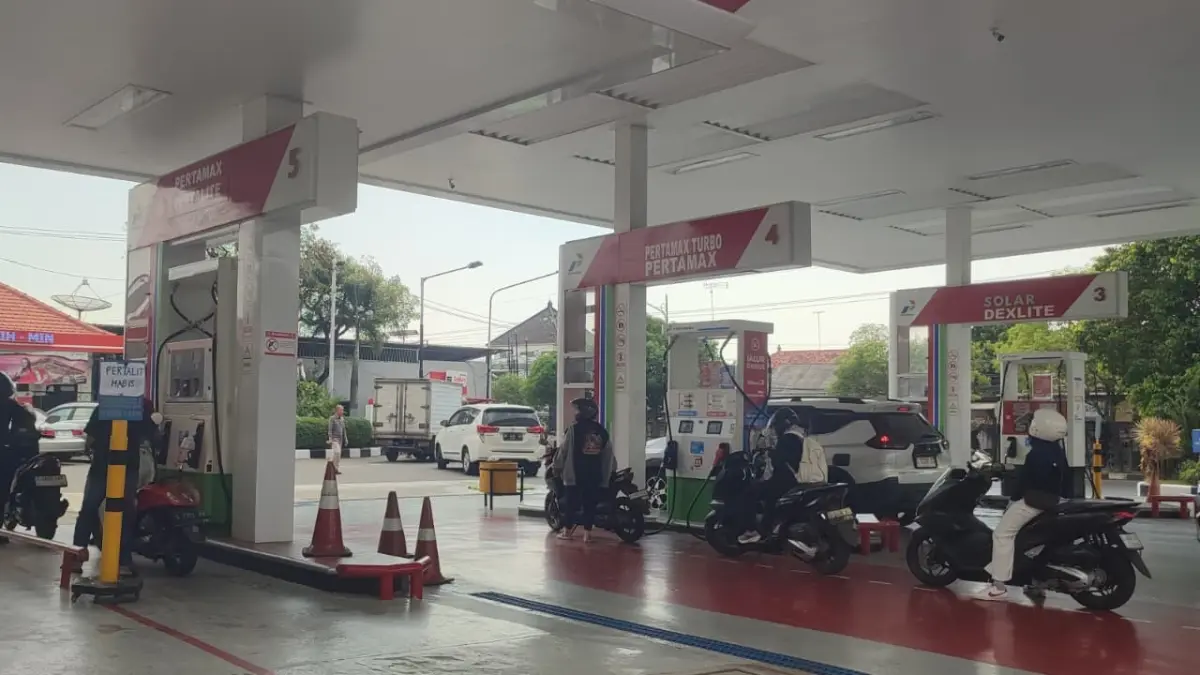 Kondisi SPBU Sleko Tuban, Jalan Pahlawan, para pengendara tampak memadati lajur pengisian pertamax usai lajur pengisian pertalite kehabisan stok, kemarin (17/6) siang. (ANDREYAN/RADAR TUBAN)
