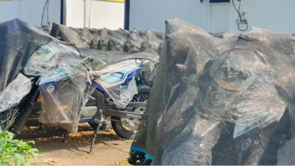 Penampakan ribuan motor listrik dari pengadaan BGN di sebuah Gudang, Kawasan Sentul, Bogor. (RADAR BOGOR)