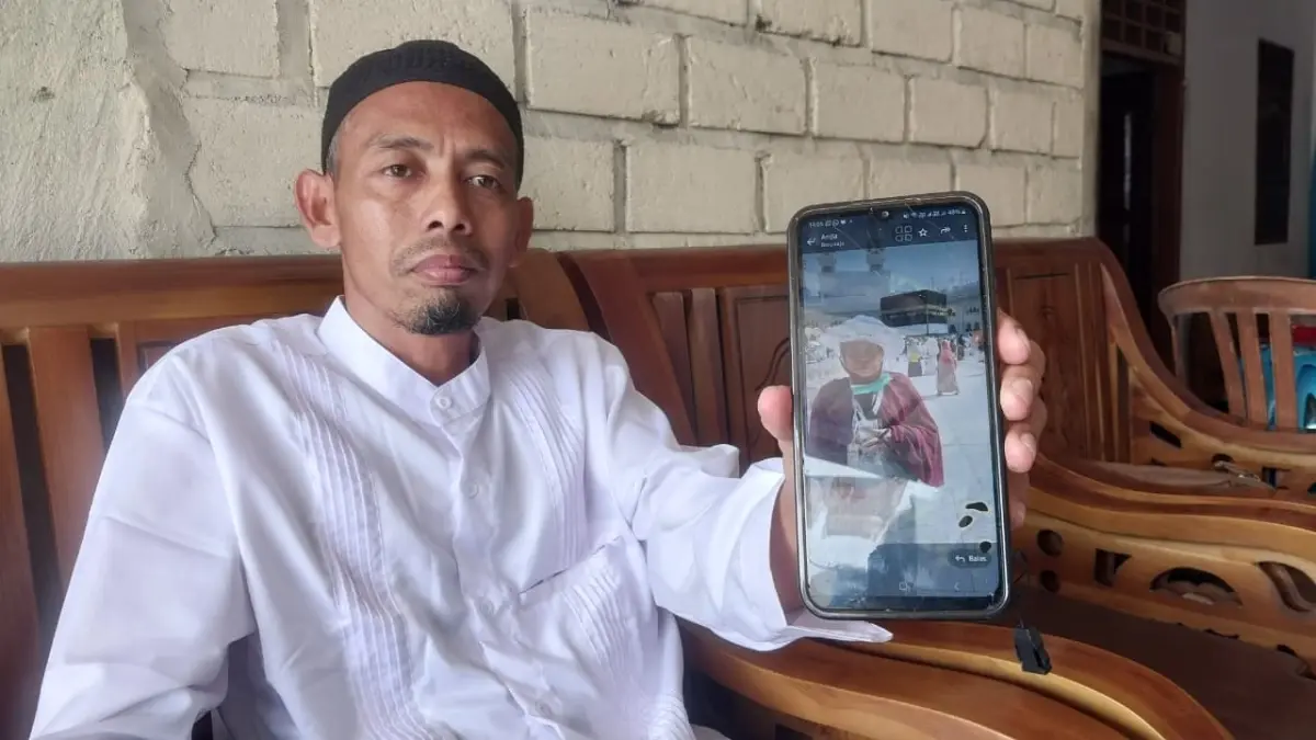 Putra kedua Siti Rokayah, M. Muhlisin menunjukkan foto ketika sang ibu selesai menjalani towaf sunah di Masjidilharam. (Dok. Radar Tuban)