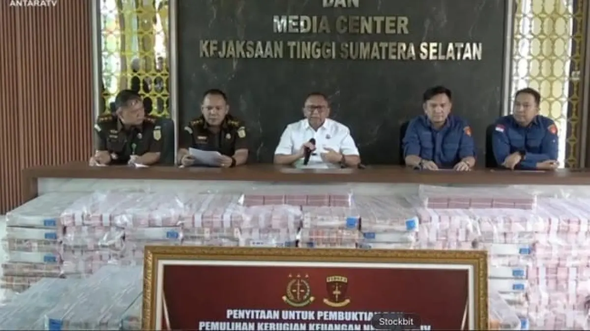 Kejaksaan Tinggi Sumatera Selatan menerima penitipan uang pengganti kerugian negara sebesar Rp 219,77 miliar dalam perkara dugaan korupsi pemberian fasilitas kredit dari salah satu bank pemerintah kepada PT BSS dan PT SAL. (ANTARA-Winda Tri Agustina/Chairul Fajri/Winanto)