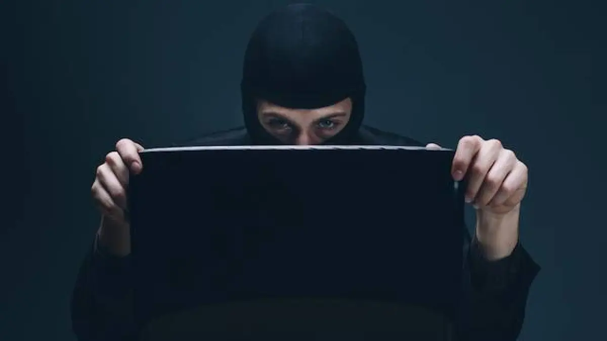 Ilustrasi pencuri Laptop. (pinterest.com)
