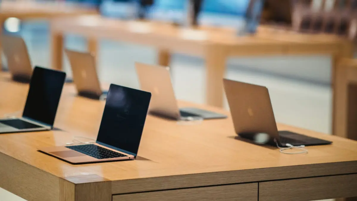 Apple pertimbangan untuk naikkan sejumlah harga produk. (Jason Leung/Unsplash)