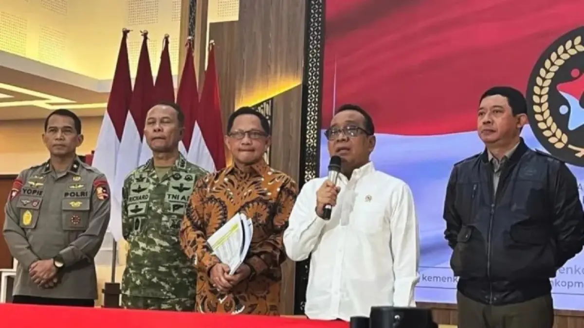 Menko Bidang Pembangunan Manusia dan Kebudayaan (PMK) Pratikno, Mendagri Tito Karnavian, Kepala Badan Nasional Penanggulangan Bencana (BNPB) Letjen TNI Suharyanto, Kasum TNI Letjen TNI Richard Taruli H. Tampubolon, dan anggota satgas Brigjen Pol Yoppie Indra Prasetya memberikan keterangan pers di Kantor Kemenko PMK. (ANTARA)