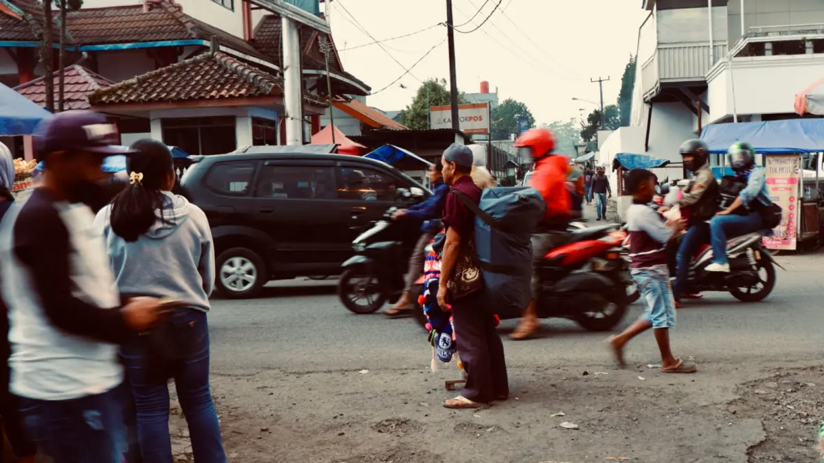 Fenomena kelas menengah yang lebih cepat membeli mobil dibanding rumah, serta faktor ekonomi, sosial, dan gaya hidup yang memengaruhi perubahan prioritas tersebut. (Hanhan H/Unsplash)