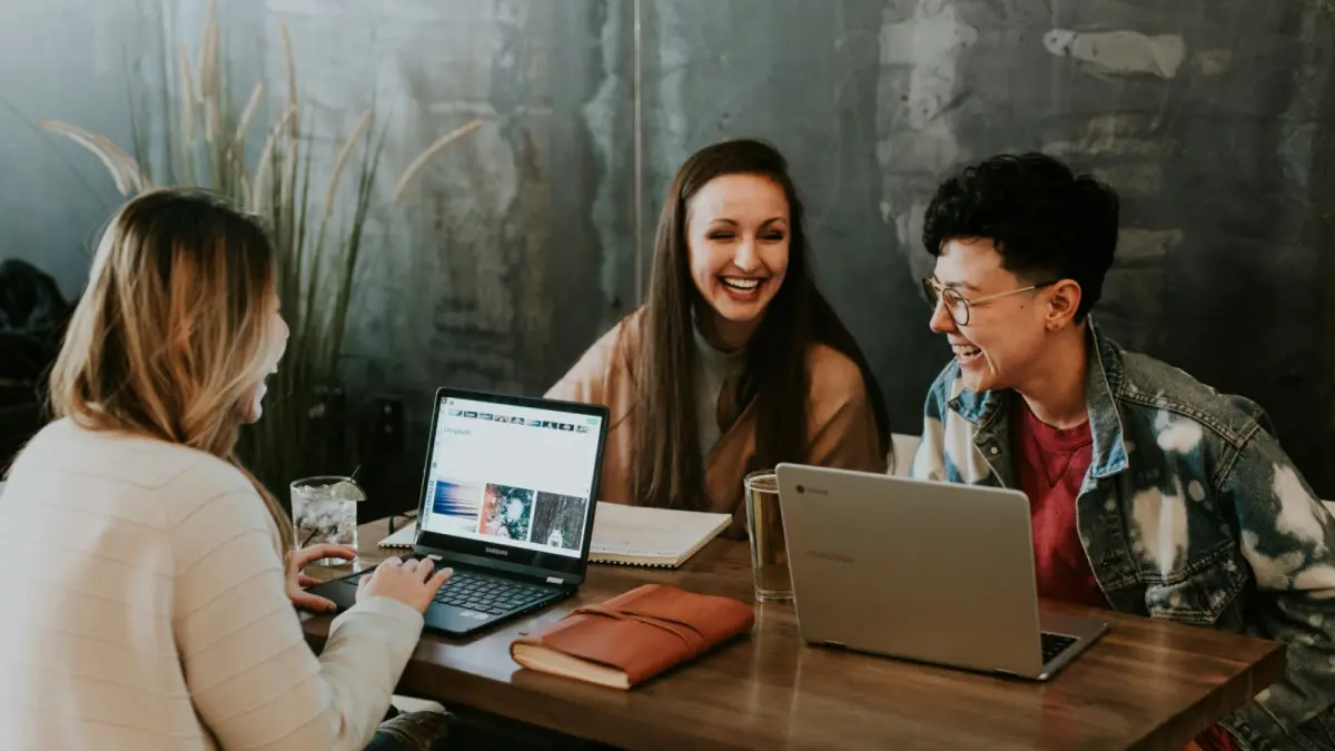 Fenomena mahasiswa yang memilih kuliah sambil bekerja, keuntungan yang bisa didapat, tantangan yang dihadapi, serta pertanyaan apakah pola ini cocok untuk semua orang. (Brooke Cagle/Unsplash)