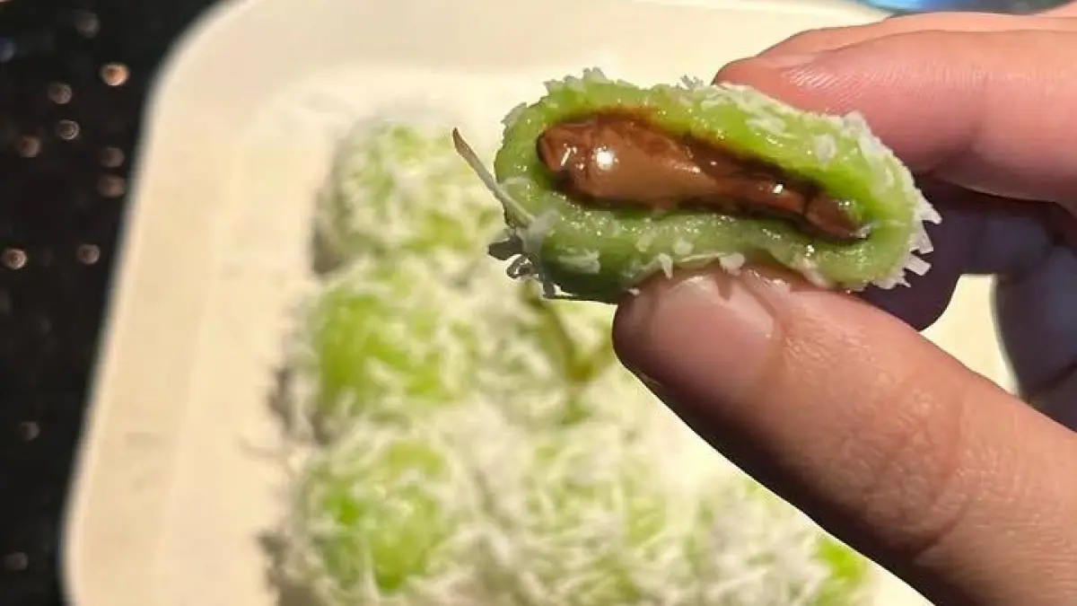 Inovasi klepon isi cokelat yang viral di medsos. (Instagram/bake.co.id)