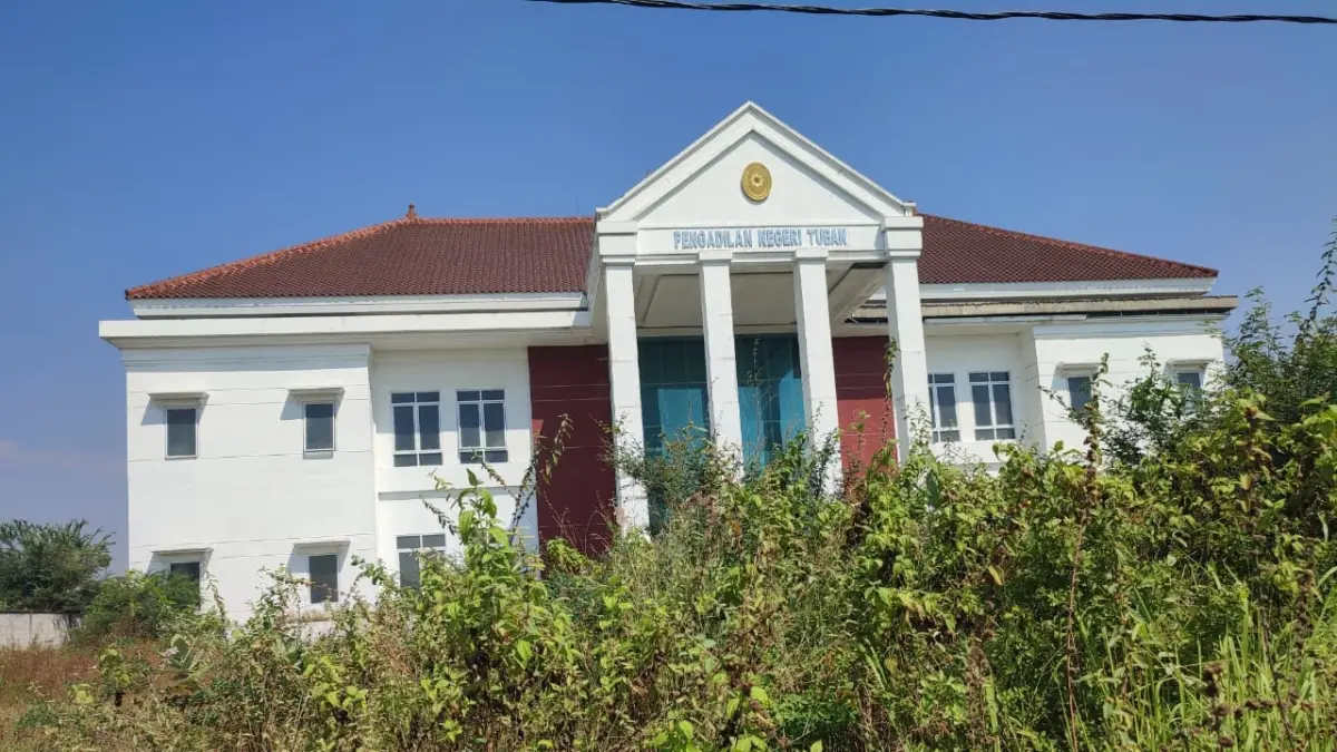 Kondisi calon gedung baru Pengadilan Negeri Tuban di Jalan Wahidin Sudiro Husodo yang dibiarkan mangkrak tanpa kejelasan. (ANDREYAN/RADAR TUBAN)
