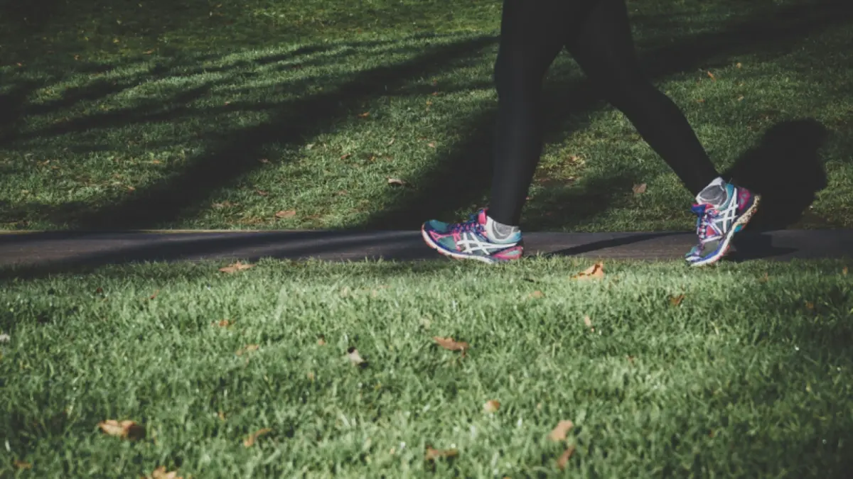 Masyarakat modern yang semakin jarang berjalan kaki, meski jarak dekat sekalipun, serta bagaimana kebiasaan ini dipengaruhi oleh gaya hidup, infrastruktur, dan budaya praktis. (Arek Adeoye/Unsplash)