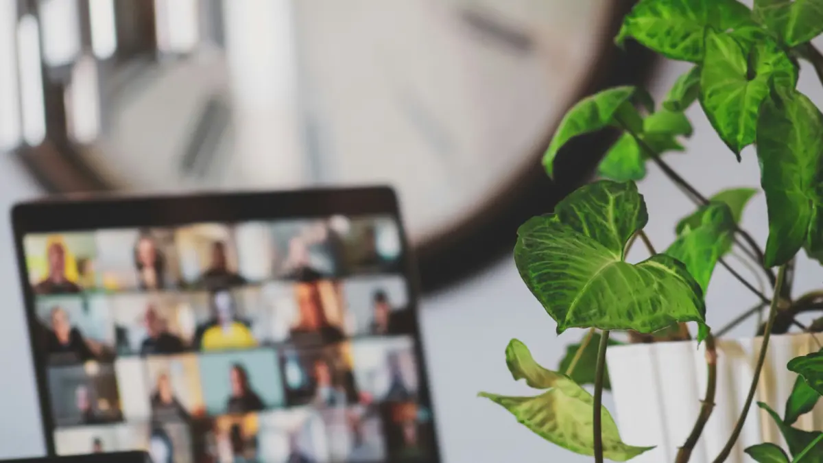 Membahas fenomena maraknya kelas online, kemudahan mendapatkan sertifikat, serta pertanyaan besar: apakah benar kompetensi seseorang ikut bertambah atau hanya berhenti di tahap konsumsi konten. (Compagnons/Unsplash)