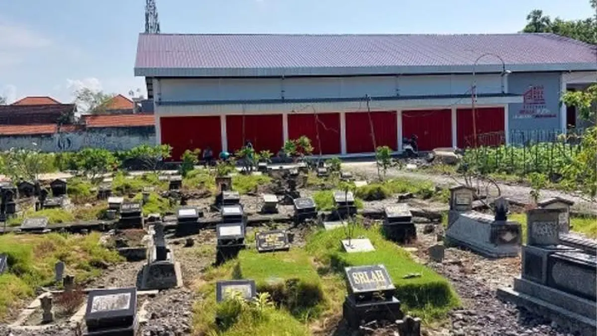Penampakan Koperasi Desa Merah Putih di Lamongan yang dibangun di tengah-tengah area pemakaman. (Istimewa)