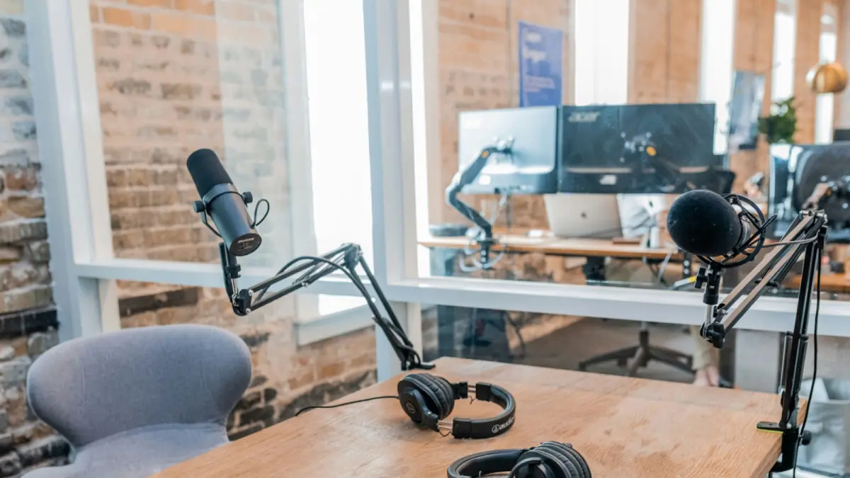 Pergeseran kebiasaan masyarakat dari membaca buku ke mendengarkan podcast, serta kelebihan dan kekurangan masing-masing media dalam menyampaikan informasi dan pengetahuan. (Austin Distel/Unsplash)