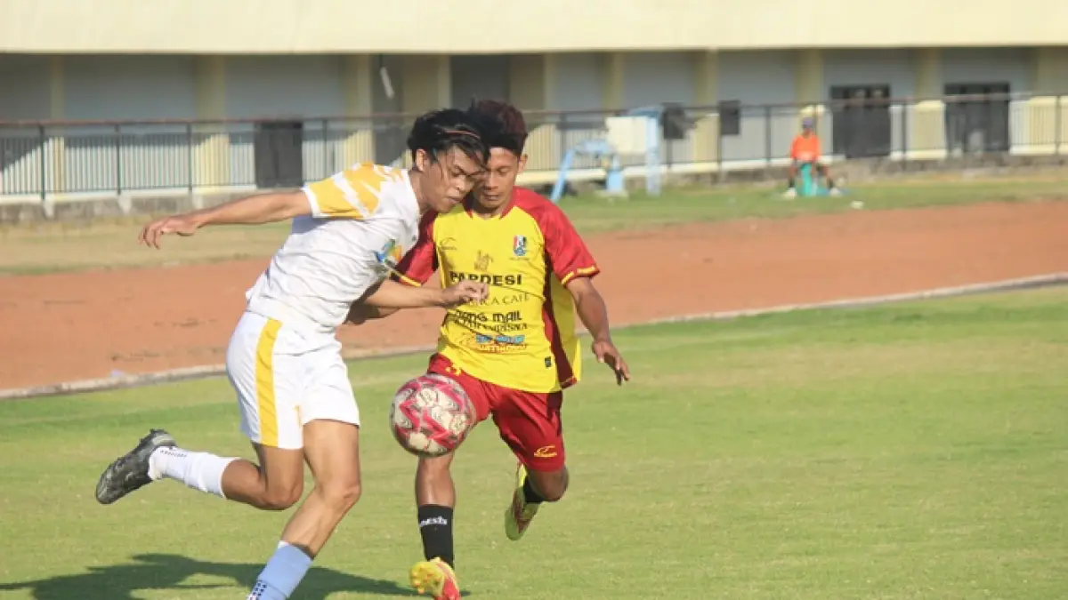 Pertandingan sengit cabor sepak bola pada gelaran Porkab VIII Tuban 2024 di Stadion Tuban Sport Center. (ANDREYAN/RADAR TUBAN)