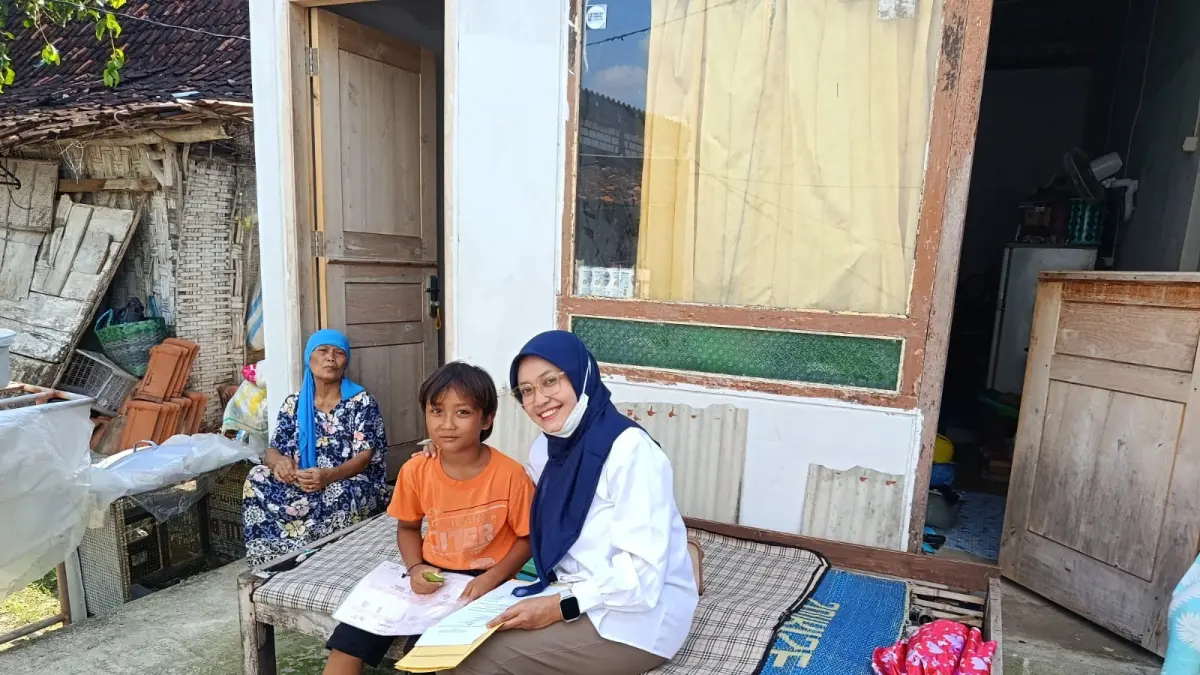 Staf Dinsos P3APMD Tuban melakukan penjangkauan siswa untuk masuk ke Sekolah Rakyat. Upaya tersebut untuk mengisi pagu siswa SD tahun ajaran 2026/2027. (DINSOS P3APMD UNTUK RADAR TUBAN)