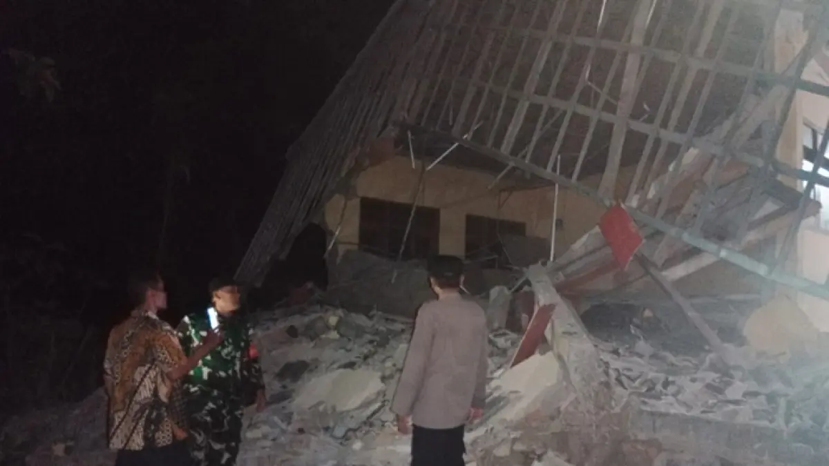 Aparat kepolisian melakukan pengecekan kondisi gedung kelas 1 UPT SDN Trantang, Kecamatan Kerek yang runtuh pada Sabtu (20/6) malam.&nbsp;(POLSEK KEREK UNTUK RADAR TUBAN)