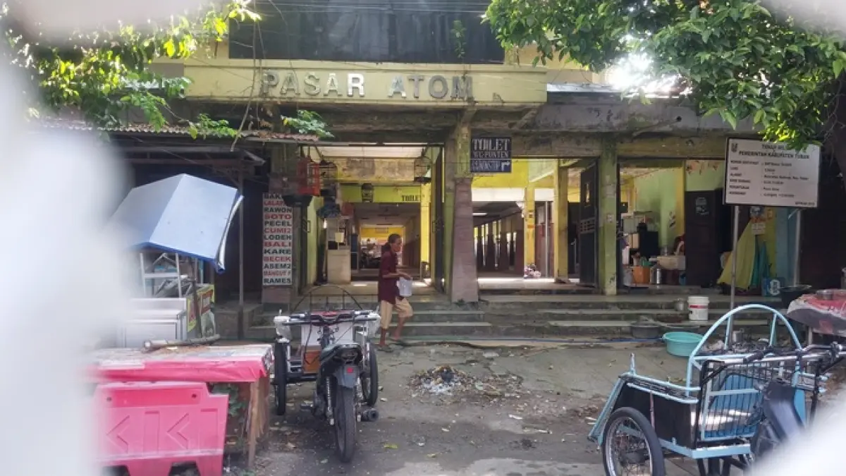 Kondisi Pasar Atom Tuban yang lama terbengkalai. Perbaikan pasar ini diharapkan bisa menghidupkannya sebagai salah satu sentra ekonomi di tengah kota.&nbsp;(M. Mahfudz Muntaha/Radar Tuban)