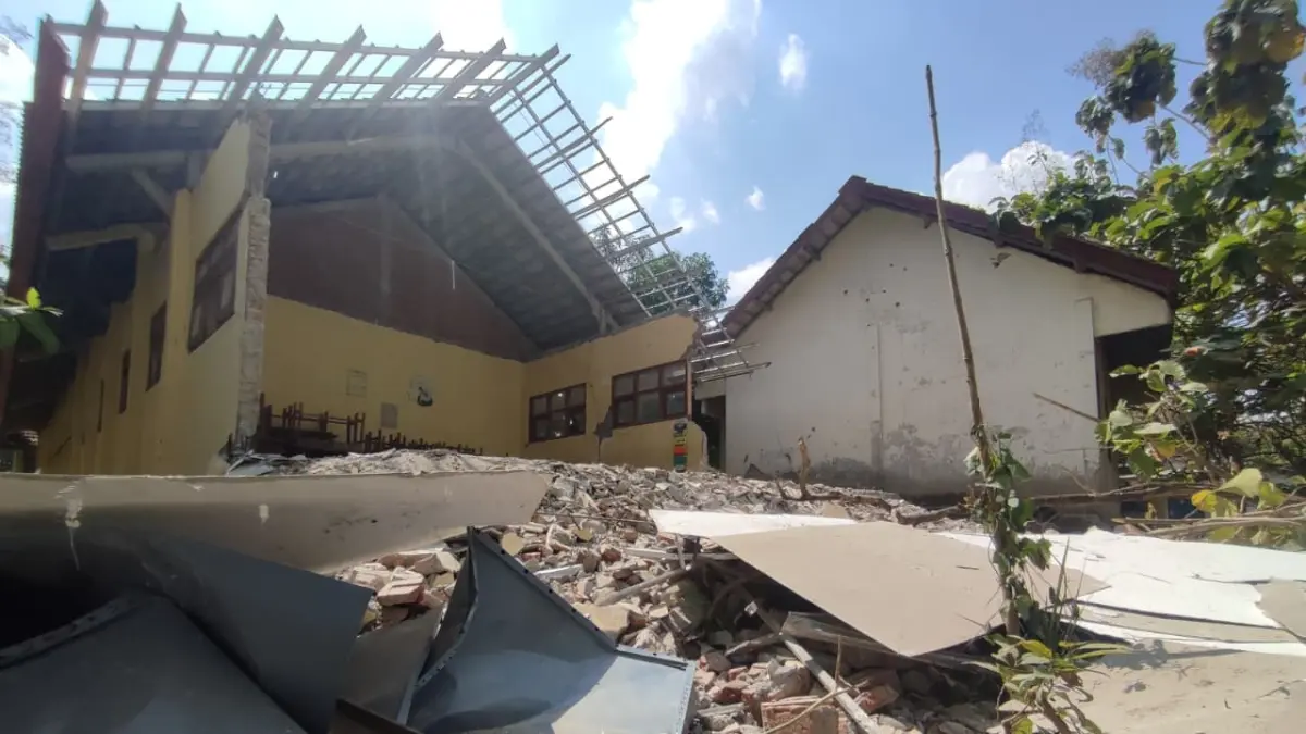 Bangunan ruang kelas 1 UPT SDN Trantang, Kecamatan Kerek pasca ambruk pada Sabtu (20/6) masih, masih menyisakan puing-puing kerusakan, kemarin (22/6). (ANDREYAN/RADAR TUBAN)