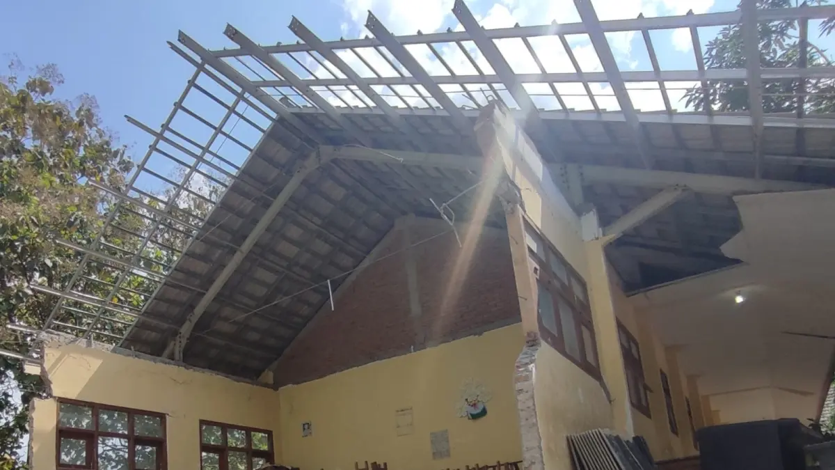Guru SDN Trantang Tuban mengungkap retakan besar, lantai ambles, dan kondisi bangunan yang terus memburuk sejak mulai digunakan. (ANDREYAN/RADAR TUBAN)