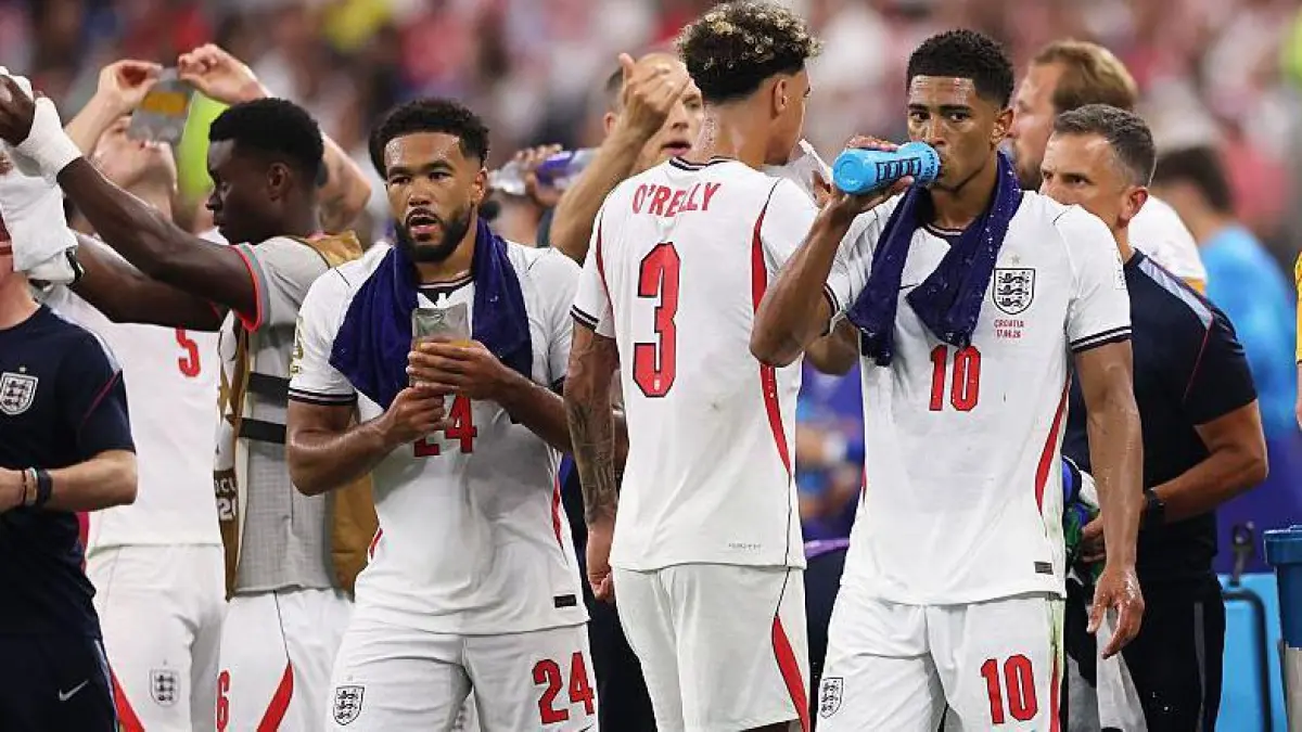 Timnas Inggris sedang minum di saat hydration break. (Dok. BBC)