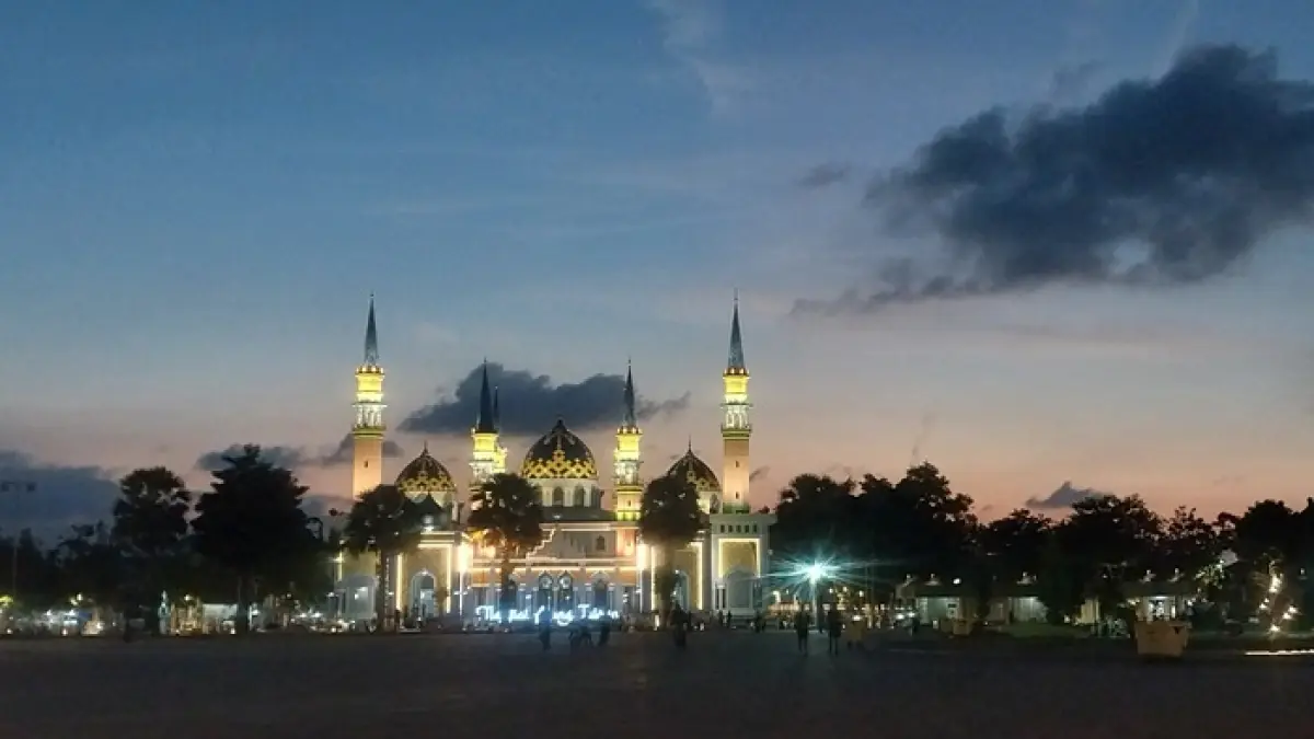 Masjid Agung Tuban akan menjadi background panggung dalam puncak Haul Sunan Bonang Tuban, Kamis (25/6). (M. MAHFUDZ MUNTAHA/RADAR TUBAN)