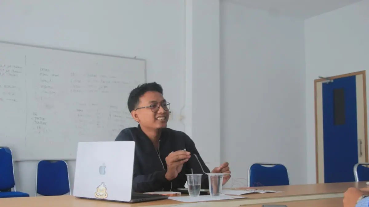 Sulistiyanto, founder Nolbit Studio ketika menjelaskan aplikasinya kepada Jawa Pos Radar Tuban, Senin (22/6) lalu. (M. ROBIT BILHAQ/ RADAR TUBAN)