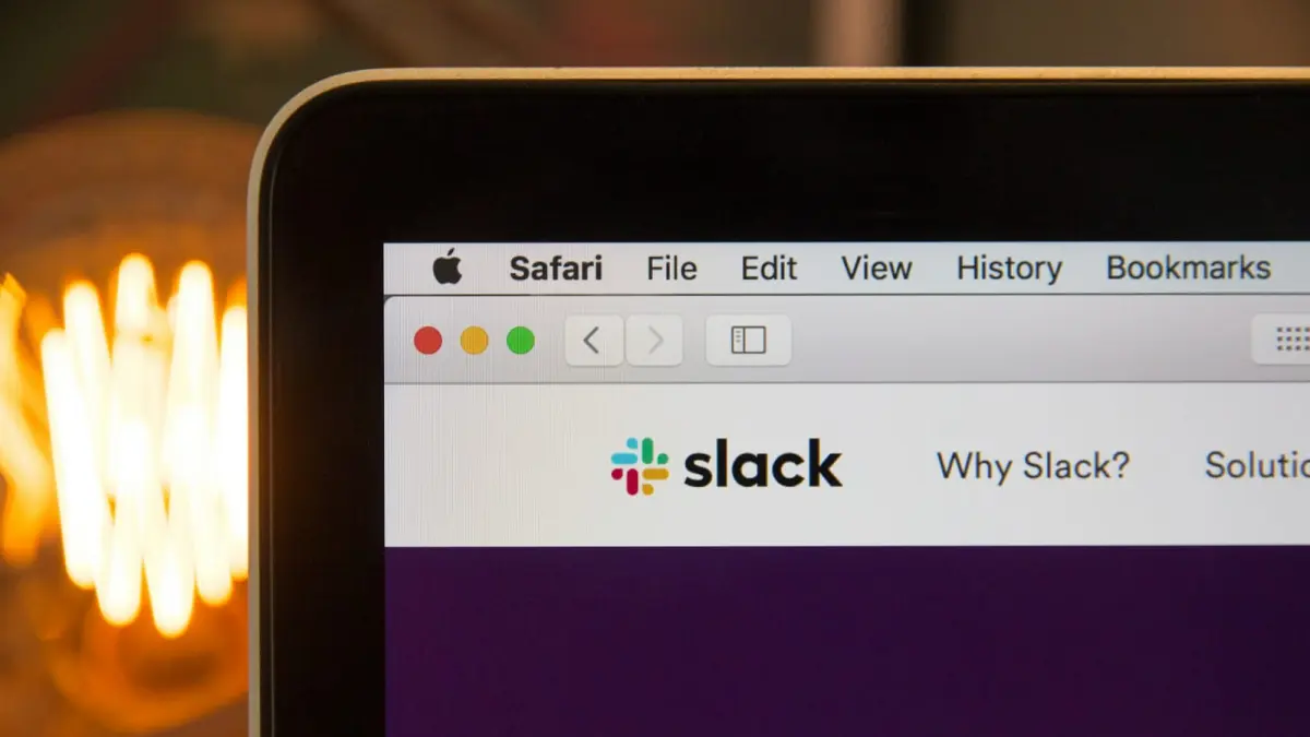 Claude hadiran asisten AI lebih cerdas di platform Slack. (Stephen Phillips/Unsplash)