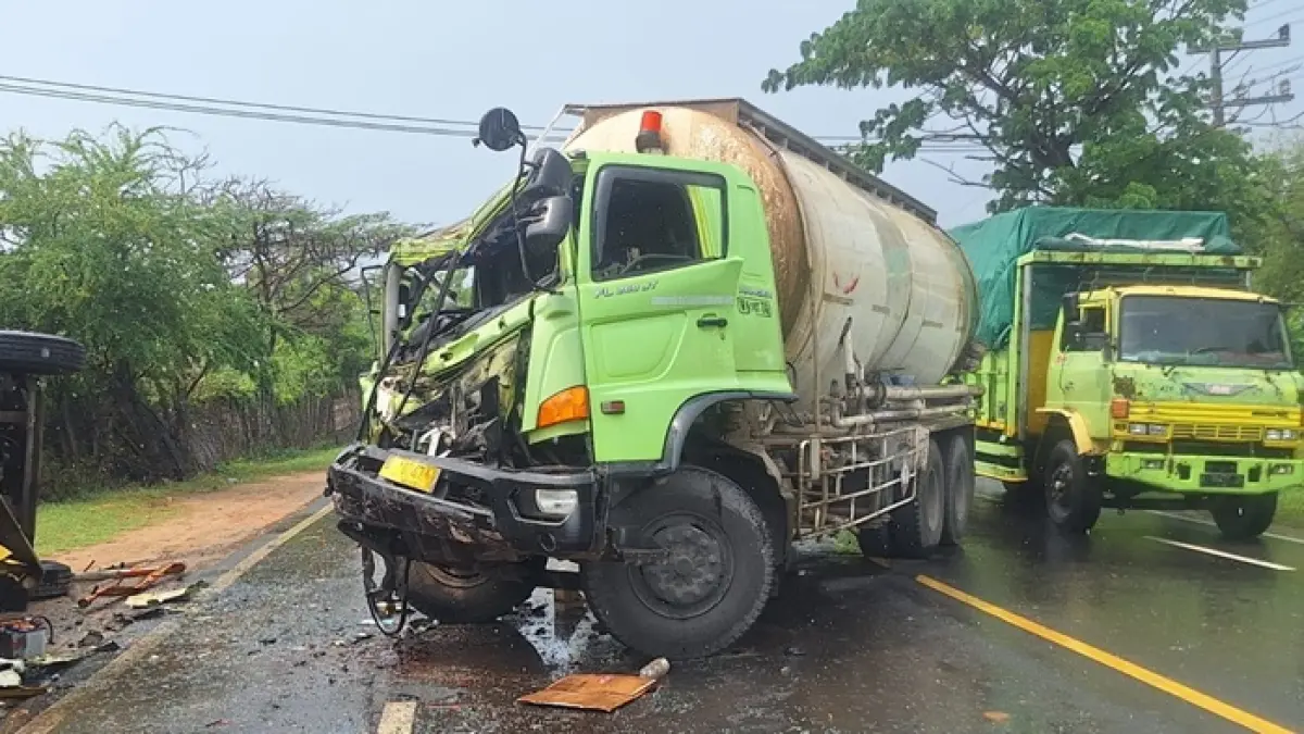 Insiden kecelakaan dua kendaraan berat di wilayah jalan raya Tuban-Bancar, Desa Boncong, Kecamatan Bancar beberapa waktu lalu. Akibatnya, salah satu kendaraan mengalami ringsek. (RADAR TUBAN)