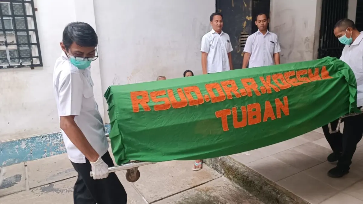 Pihak Dinsos P3APMD saat melakukan proses evakuasi jenazah MK setelah ditemukan tak bernyawa di RPS, kemarin (24/6). (DINSOS P3APMD TUBAN UNTUK RADAR TUBAN)